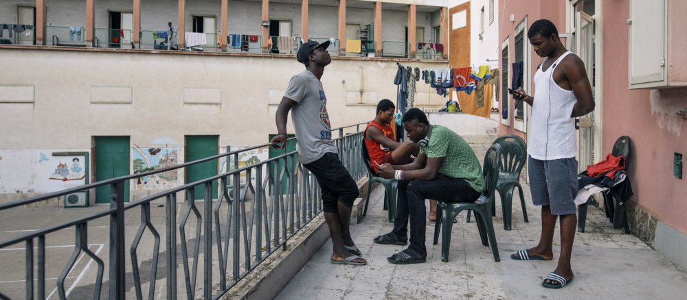 Afrikanische Flüchtlinge warten in einem Aufnahmelager auf Sizilien.