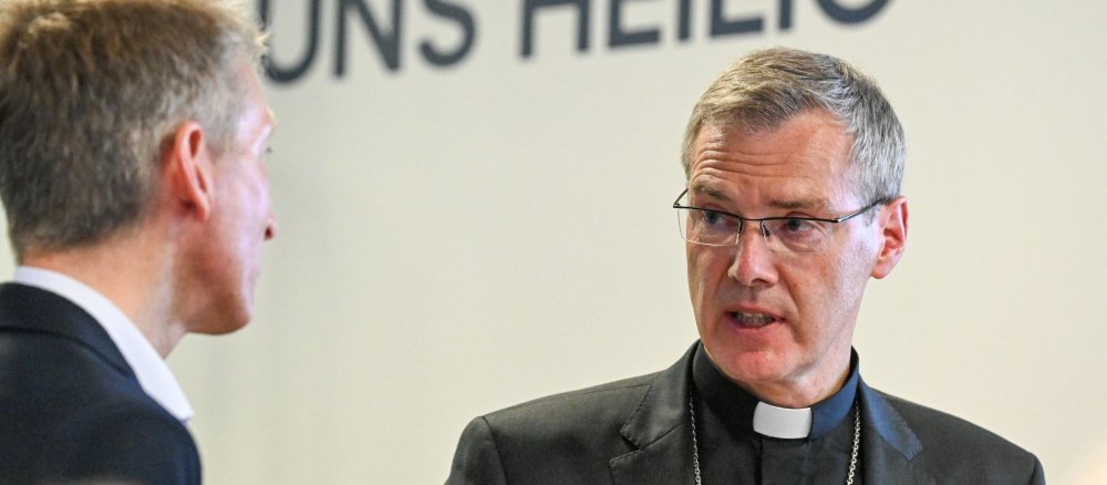 Bischof Heiner Wilmer im Gespräch