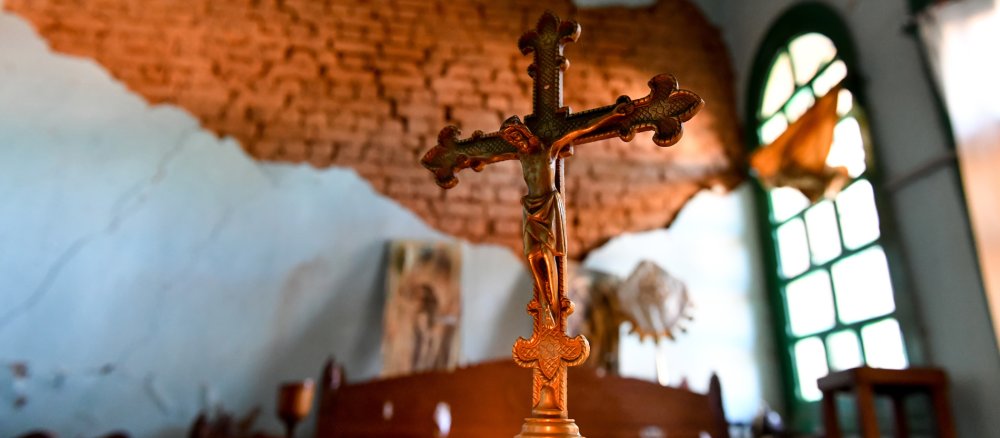 Ein hölzernes Kruzifix in einer Kirche.