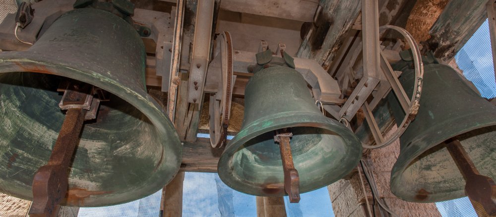 Kirchenglocken in einem Kirchturm