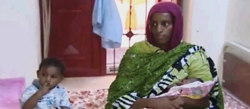 Die Sudanesin Meriam Ibrahim sitzt mit ihrem Kind auf einem Bett im Gefängnis.