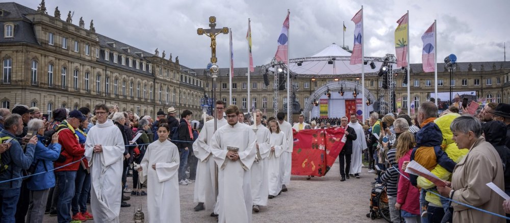 Prozession beim Abschlussgottesdienst des Stuttgarter Kathokikentags