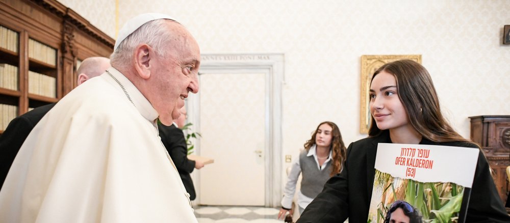 Papst Franziskus trifft eine Delegation der aus dem Gazastreifen befreiten israelischen Geiseln mit Angehörigen