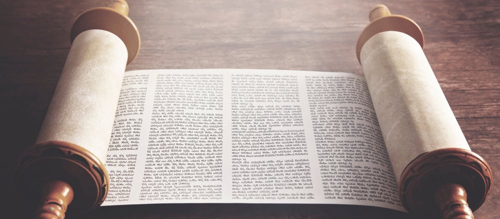 Eine altaussehende Schriftrolle mit hebräischer Schrift