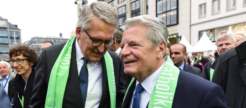 Thomas Sternberg, Präsident des Zentralkomitees der deutschen Katholiken (li.) und Bundespräsident Joachim Gauck (re.) unterhalten sich beim Katholikentag.