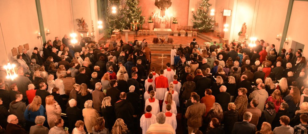 Ein überfüllter Gottesdienst zu Weihnachten.