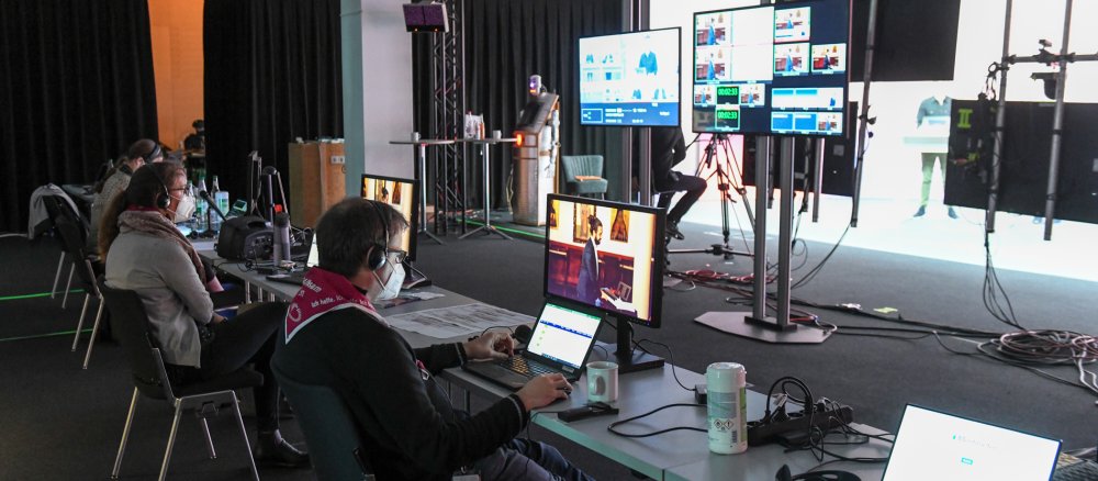 Techniker am Computer schauen auf verschiedene Monitore