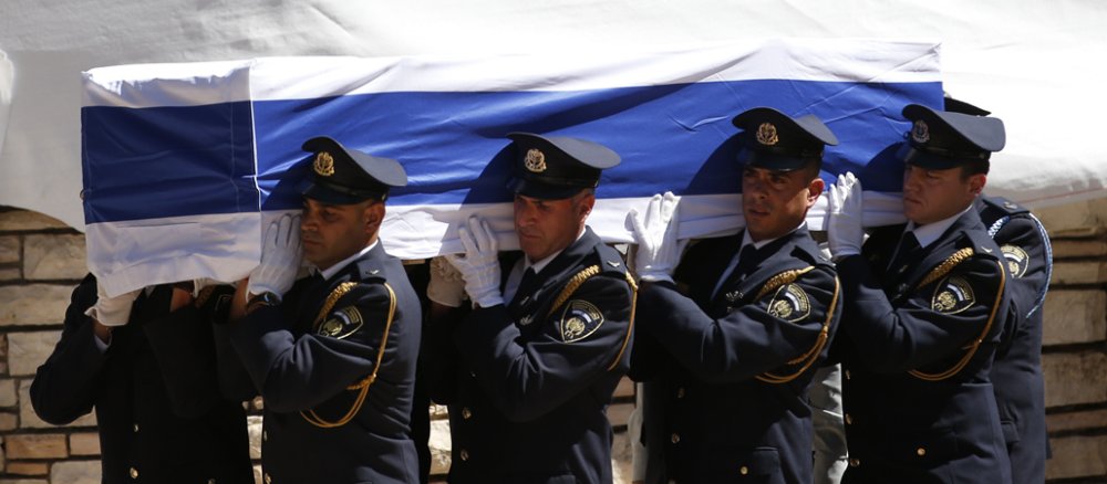 Uniformierte tragen den Sarg von Schimon Peres, der in eine israelische Flagge gehüllt ist.