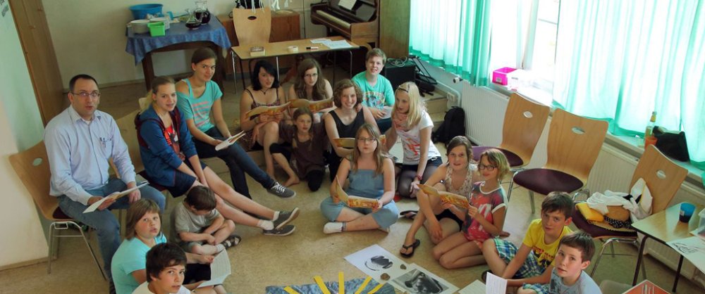 15 Kinder, 5 Betreuer und 1 Gemeindereferent: