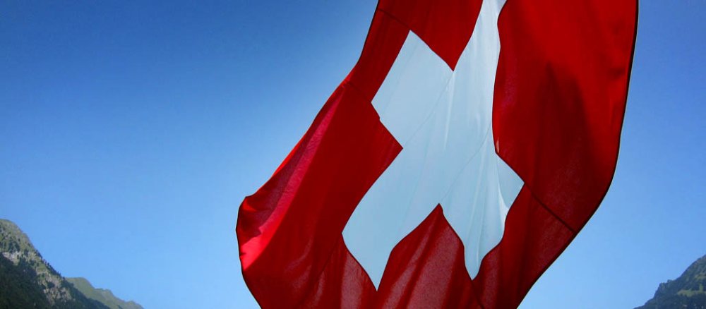 Die Schweizer Flagge weht im Wind.