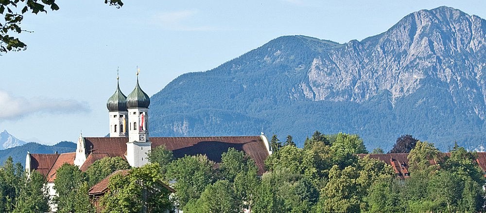 Das Kloster Benediktbeuern liegt traumhaft vor der imponierenden Kulisse der bayerischen Alpen.