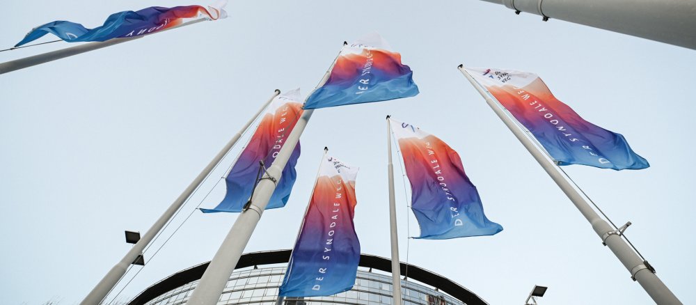 Fahnen in den Farben und mit dem Logo des Synodalen Wegs
