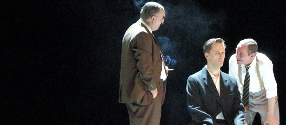 Szene aus der Oper "Chodźić po rukomaj – Auf Händen gehen" über Alois Andritzki.
