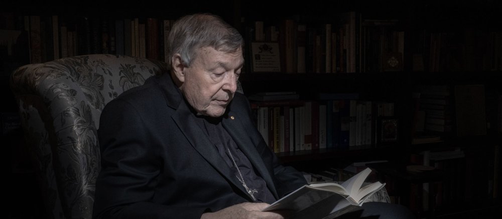 Kardinal George Pell liest in einem Buch am 1. Dezember 2020 in seiner Wohnung nahe dem Vatikan in Rom.
