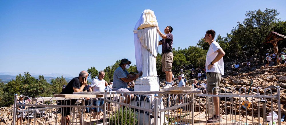 Ehrenamtliche reparieren die Marienfigur in Medjugorje nach einem Vandalismus-Akt