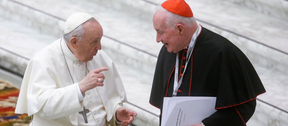 Papst Franziskus spricht mit Kardinal Marc Ouellet