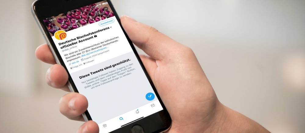 Ein Smartphone mit dem Twitter-Account der Bischofskonferenz
