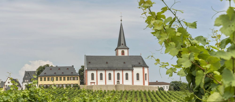 Eine Kirche steht auf einem Hügel