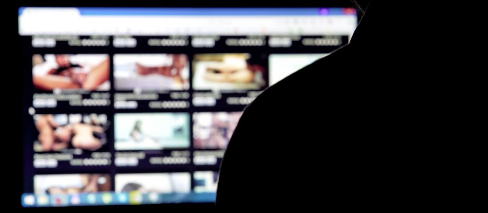Ein Mann besucht eine Porno-Seite im Internet