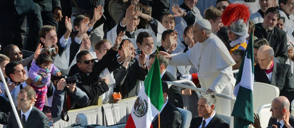 Papst Franziskus beim Bad in der Menge auf dem Petersplatz.