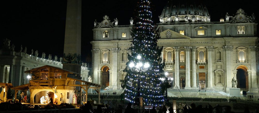 Krippe und Weihnachtsbaum auf dem Petersplatz