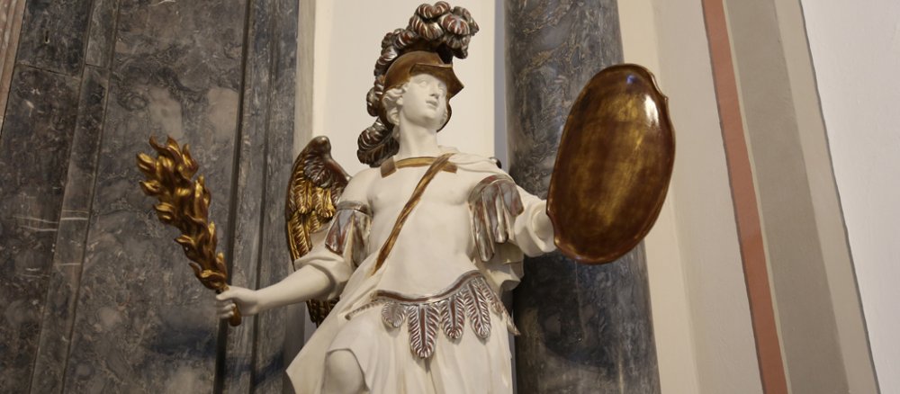 Die figürliche Darstellung von Michael mit Flammenschwert und Lanze