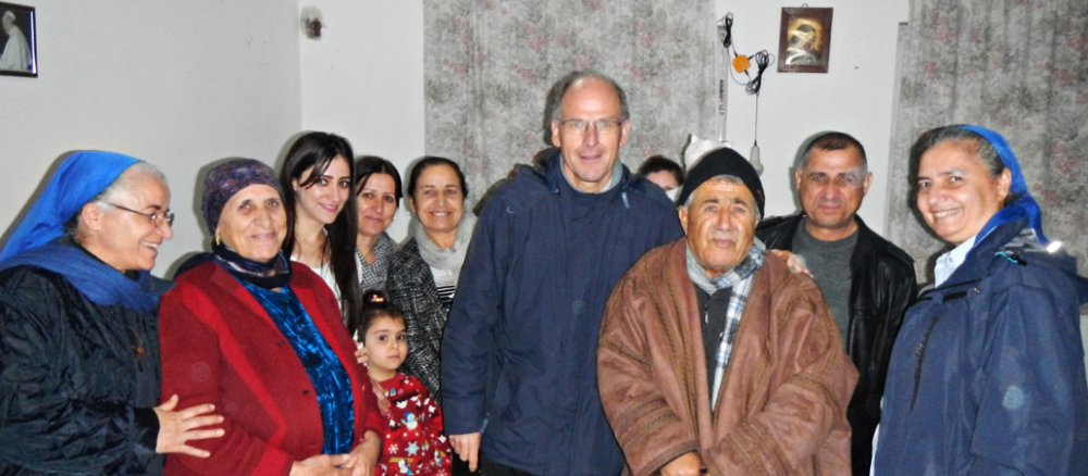 Bruder Andreas zu Besuch bei einer Familie aus Karakosch, die jetzt in einem Zimmer in Ankawa (Irak) lebt