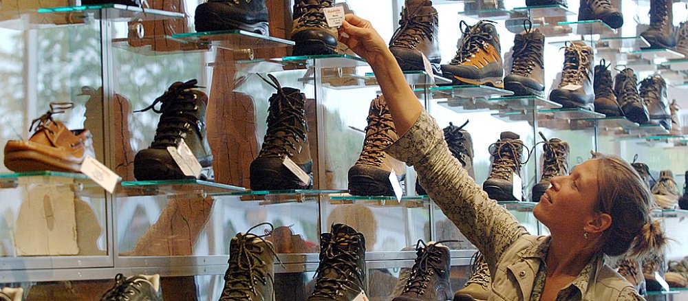 Wanderschuhe in einer Filiale der Outdoor-Firma "Globetrotter".