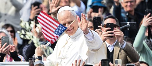 Papst Leo XIV. bei der Audienz nach der Palmsonntagsmesse auf dem Petersplatz mit einer US-Flagge