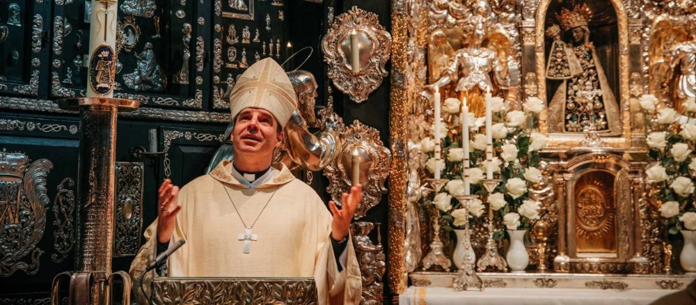 Bischof Stefan Oster predigt vor dem Gnadenbild "Schwarze Madonna" in Altötting