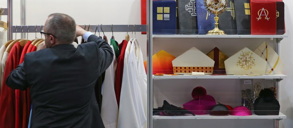 Liturgische Gewänder und Kopfbedeckungen für kirchliche Würdenträger werden am 25.02.2016 an einem Messestand auf der Kirchenmesse Gloria in Augsburg (Bayern) angeboten.