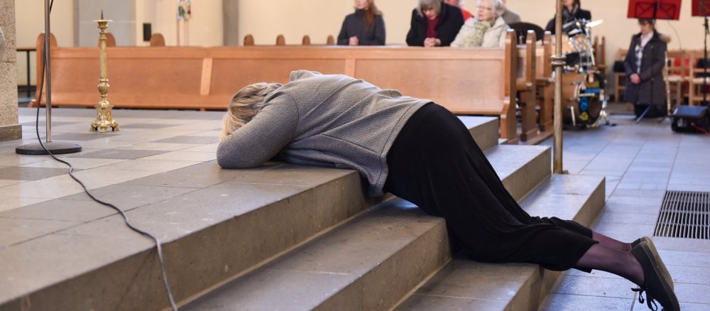 Eine Frau liegt auf den Altarstufen