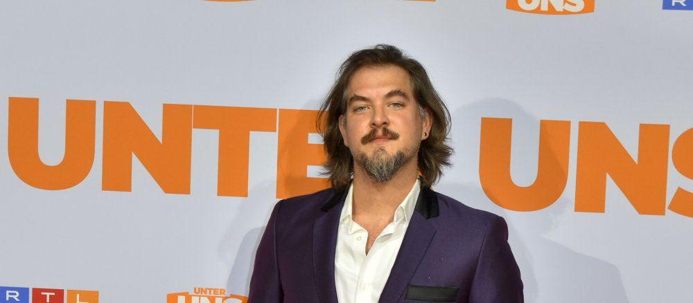 Schauspieler Diego Seyfarth auf einem Roten Teppich