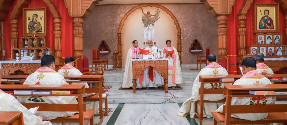 Kardinal George Alencherry steht dem Karfreitagsgottesdienst vor