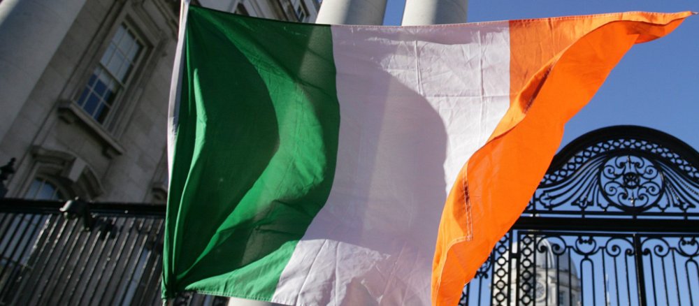 Die irische Flagge vor einem Regierungsgebäude in Dublin.