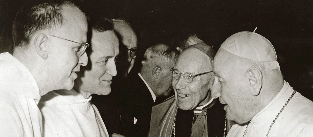 Papst Johannes XXIII. mit Kardinal Augustin Bea, Roger Schütz und Max Thurian.