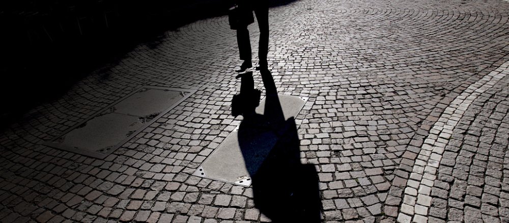 Ein Mann mit Aktenkoffer und ein langer Schatten