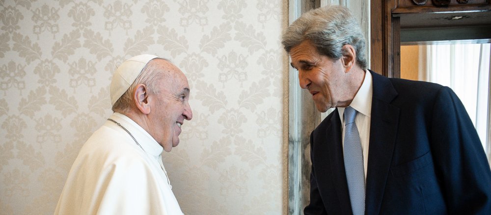 Papst Franziskus spricht mit US-Politiker John Kerry