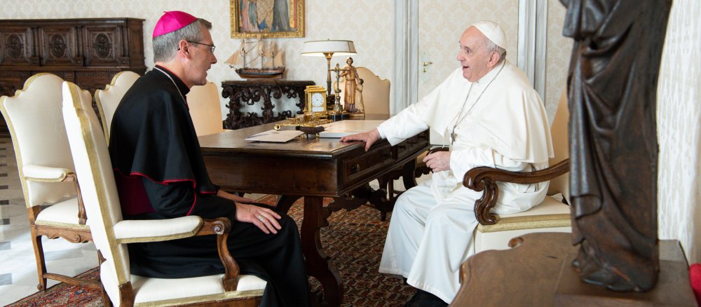 Bischof Heiner Wilmer im Gespräch mit Papst Franziskus
