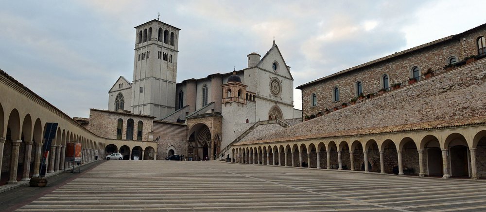 Abendstimmung auf dem Platz vor der Basilika San Francesco