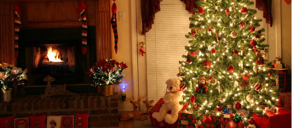 Weihnachtsbaum im kaminwarmen Wohnzimmer