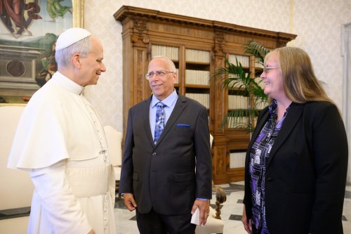 Papst Leo XIV. unterhält sich im Vatikan mit seinem Bruder und seiner Schwägerin