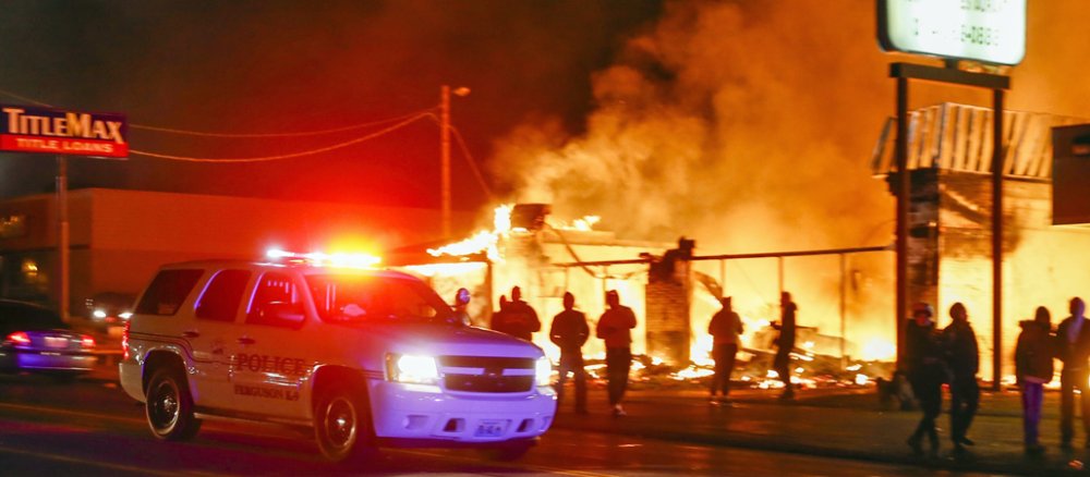 Gewalt in Ferguson nach der Entscheidung der Jury, den Polizisten Darren Wilson wegen seiner Schüsse auf den Jugendlichen Michael Brown nicht anzuklagen.