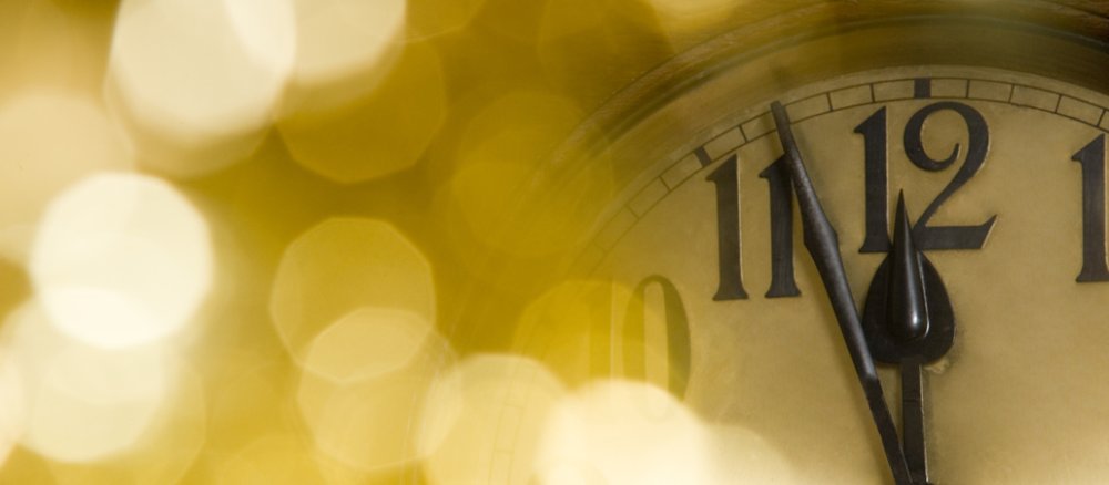 Zeiger einer Uhr stehen auf drei vor zwölf