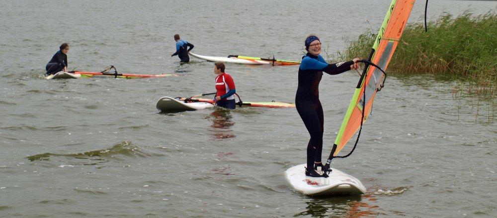 Surfexerzitien auf dem Wasser