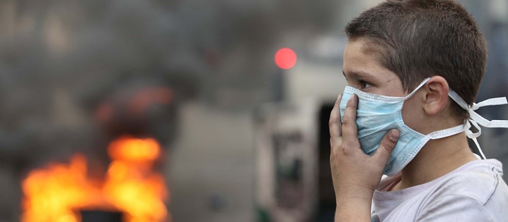 Ein Demonstrant mit Mundschutz auf einer Straße in Beirut, Libanon