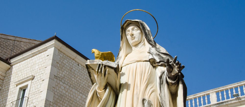 Die Statue der heiligen Scholastica in Montecassino