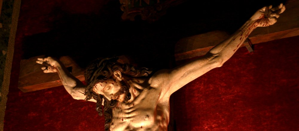 Ein gekreuzigter Christus hängt an einem Kruzifix in der Jesuitenkirche Il Gesu in Rom.