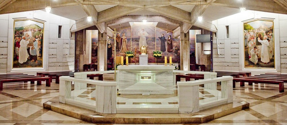 Eine große helle Kapelle mit einem Altar in der Mitte