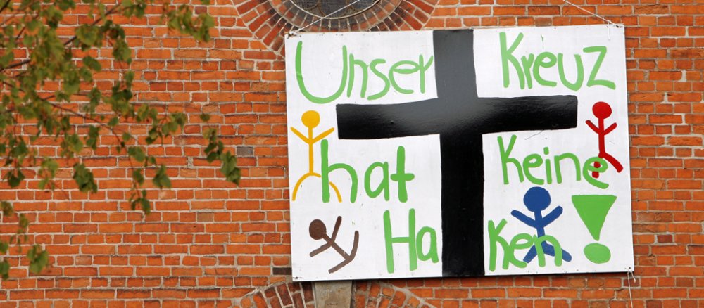 Transparente gegen rechtsradikale Aktivitäten in der Region Boizenburg mit der Aufschrift "Unser Kreuz hat keinen Haken" hängen an der St. Marien Kirche in der Boizenburger Innenstadt, aufgenommen am 15.09.2009.